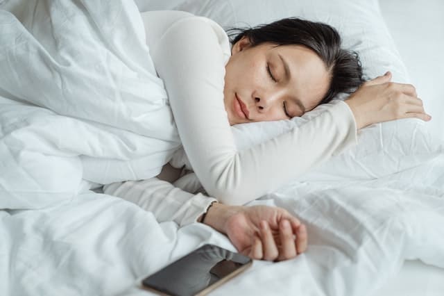 mujer descansando como uso de los aceites esenciales