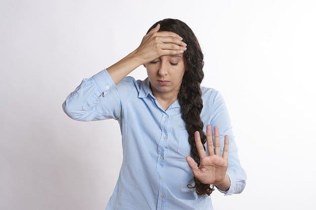 chica quejándose del dolor de cabeza como uso de los aceites esenciales