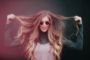 Chica con pelazo por el uso de los aceites esenciales para el pelo