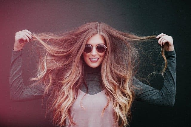 Chica con pelazo por el uso de los aceites esenciales para el pelo