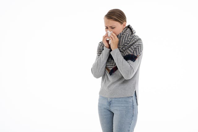 Chica resfriada que debe usar aceites esenciales para combatir virus