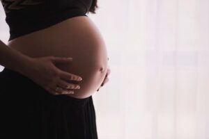 Barriga cuidada por las esencias naturales para el embarazo