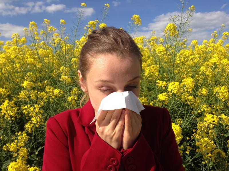 Mujer moqueando que necesita aceites esenciales para la alergia